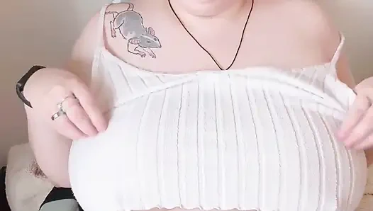 Bakış açısı rol yapma oyunu oynarken dev göğüsleri teşhir ediyor