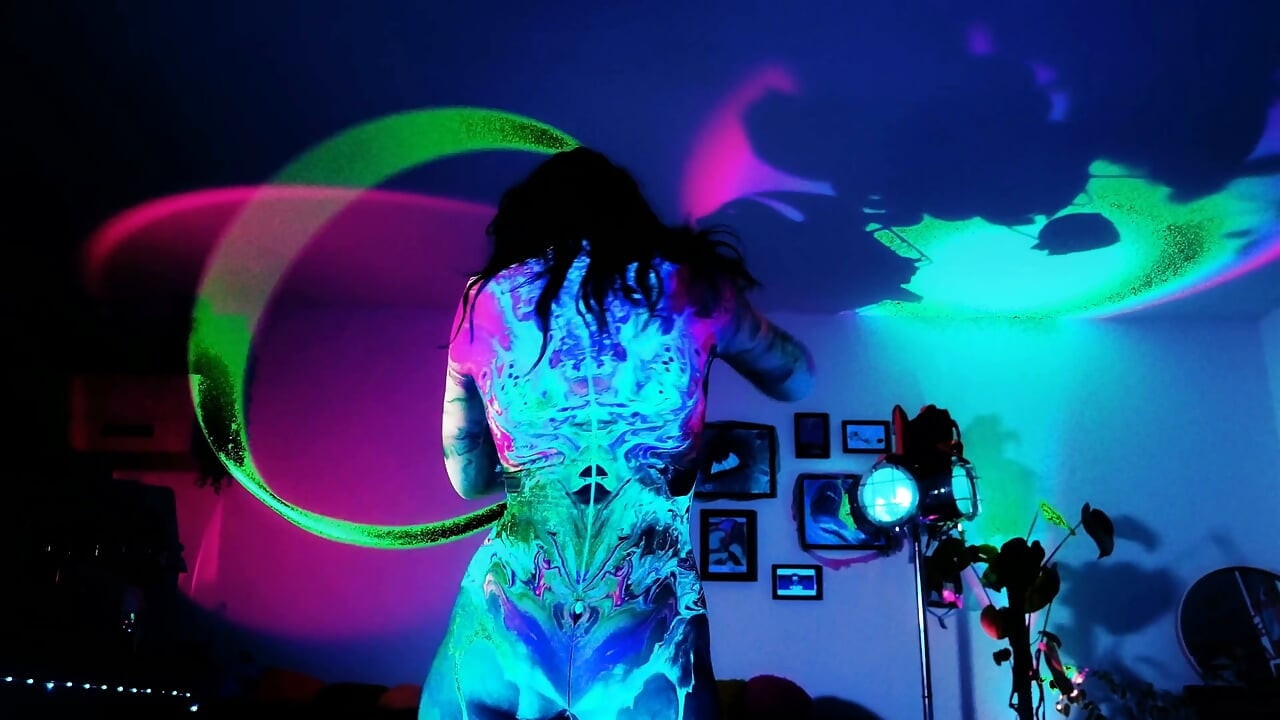 Neon Raver pond un embrayage d’oeufs en UV puis les expulse tous par la sortie et pisse :ovipositor and egg play séduction