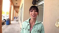 Aziatische milf miako brunette tiener zuigt en neukt pik