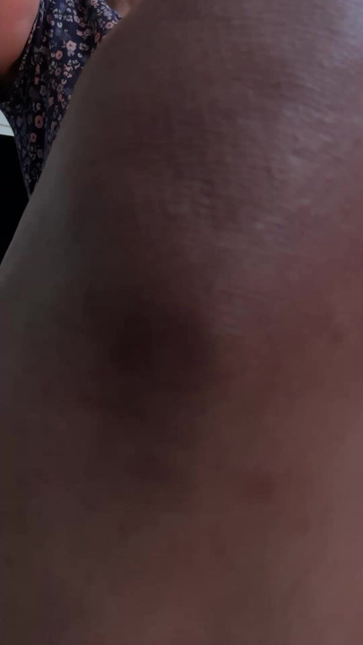Amateur milf muestra el coño afuera en vestido