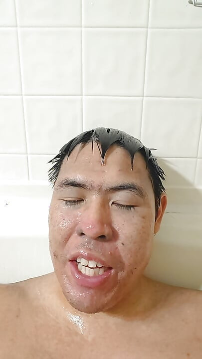 Punheta relaxante no banho: batendo uma na banheira e se sentindo bem