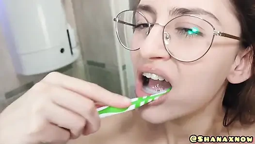 Зубная щетка юной горничной со свежим камшотом