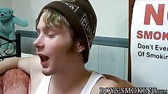 Heterosexual Axel y Billy da Kidd se masturban mientras fuman