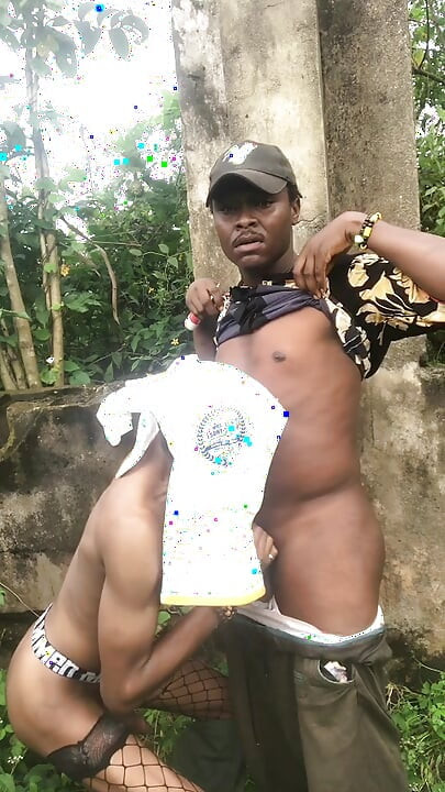 荒い。未完成の建物の裏で甘いセックスと口に放尿