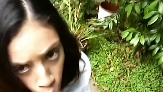 Cewek rambut cokelat nyepong kontol besar di luar ruangan sampai orgasme eksplosif