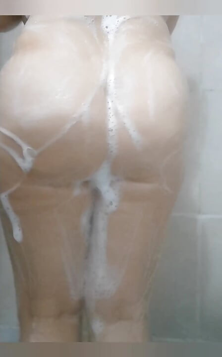 MUJER MADURA EN EL BAÑO MADRE TURCA