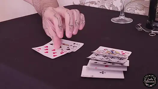 Kartlar, para, bir yarak. Kız kart oyununda soyunması için adama kaybetti ve sikildi