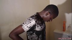 Musculoso joven africano ducha levantamiento