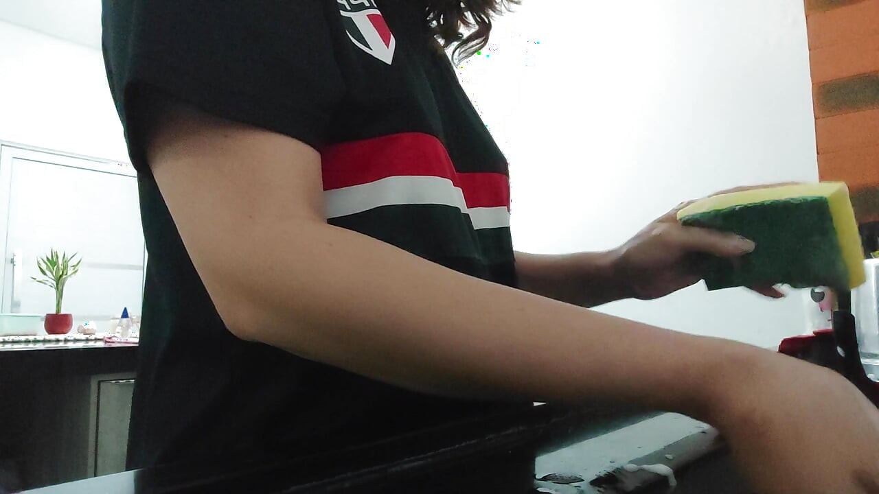 Mulher provocando enquando lava louça. Ela adora transmitir para os voyers de plantão
