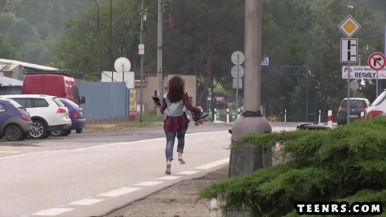 Roller skates thief escapes police by deepthroat and fucking