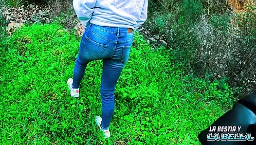 Незнакомец берет меня в мой дом в обмен на минет, а затем трахает меня.