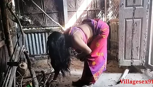 村の妻が後背位で屋外で犯される（村セックス91の公式ビデオ）