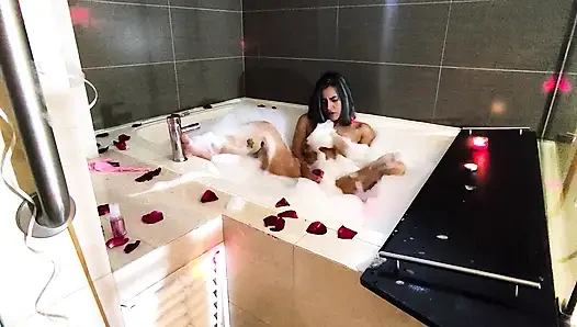 Masturbasi romantis dan basah di bak mandi untuk Anda, dengan kelopak busa dan kelopak mawar.