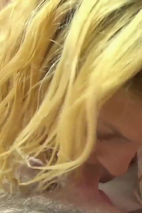 Rubia tetona Brianna mama un geek