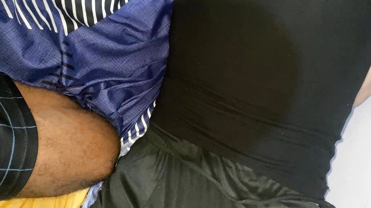 Grepe linda meia-irmã 18+ em seu quarto