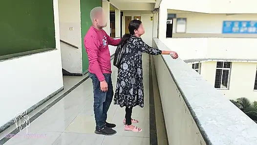 Komal begann ihren freund in der schule, sie fing an, Bindas zurückzuweisen