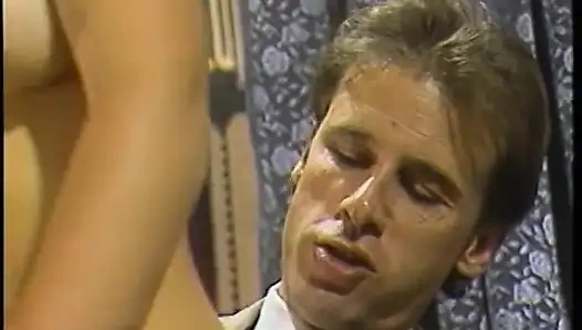 Блондинка-шлюшка с бритой киской обожает, когда ее жестко трахает большой член