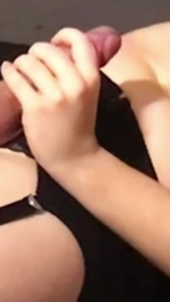 Ključni trenutak iz "Tajnica femboy transvestit prekriva se spermom"