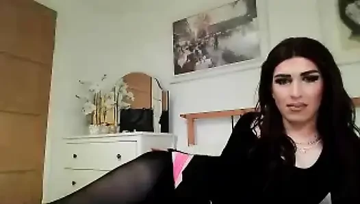 Taytlı ve külotlu travesti kamerada