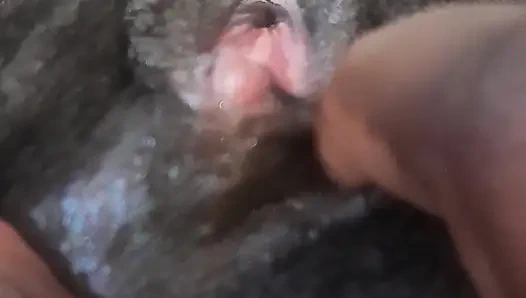 Deutsche schwarze, fette behaarte feuchte muschi mit großen kitzler-nahaufnahmen