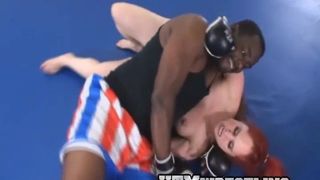 Interracial MMA - luta livre mista vs Andrea em topless