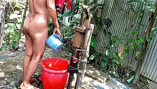 Aku menyetubuhi saudara tiri desaku di luar saat dia mandi.