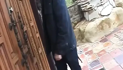 Sarışın orta yaşlı seksi kadın zonklayan yarağı gırtlağına kadar alıyor ve her yere boşalıyor