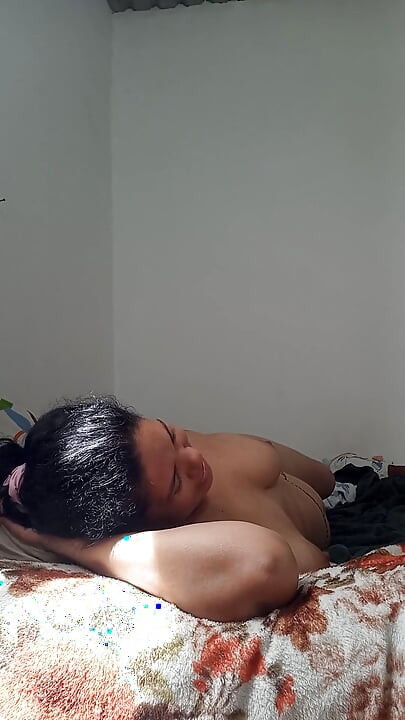 Güzel kız arkadaş gırtlağını emiyor