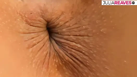 Gadis panas mengerang saat dia menyetubuhi memeknya dengan dildo panjang