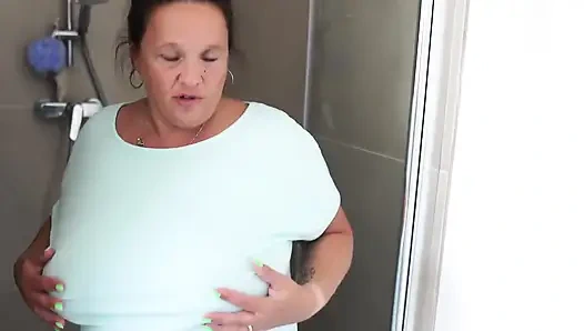 Büyük memeli olgun esmer duşta buharlanıyor