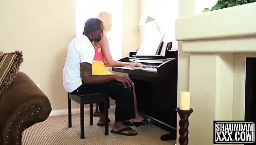 Шаловливые уроки фортепиано Barbi