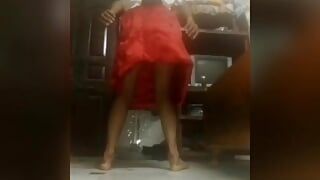 Indyjski maminsynek tańczy w satynowej halce