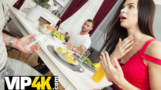 Hunt4k。お金は友人が友人とセックスしているという事実を忘れるのに役立つ男