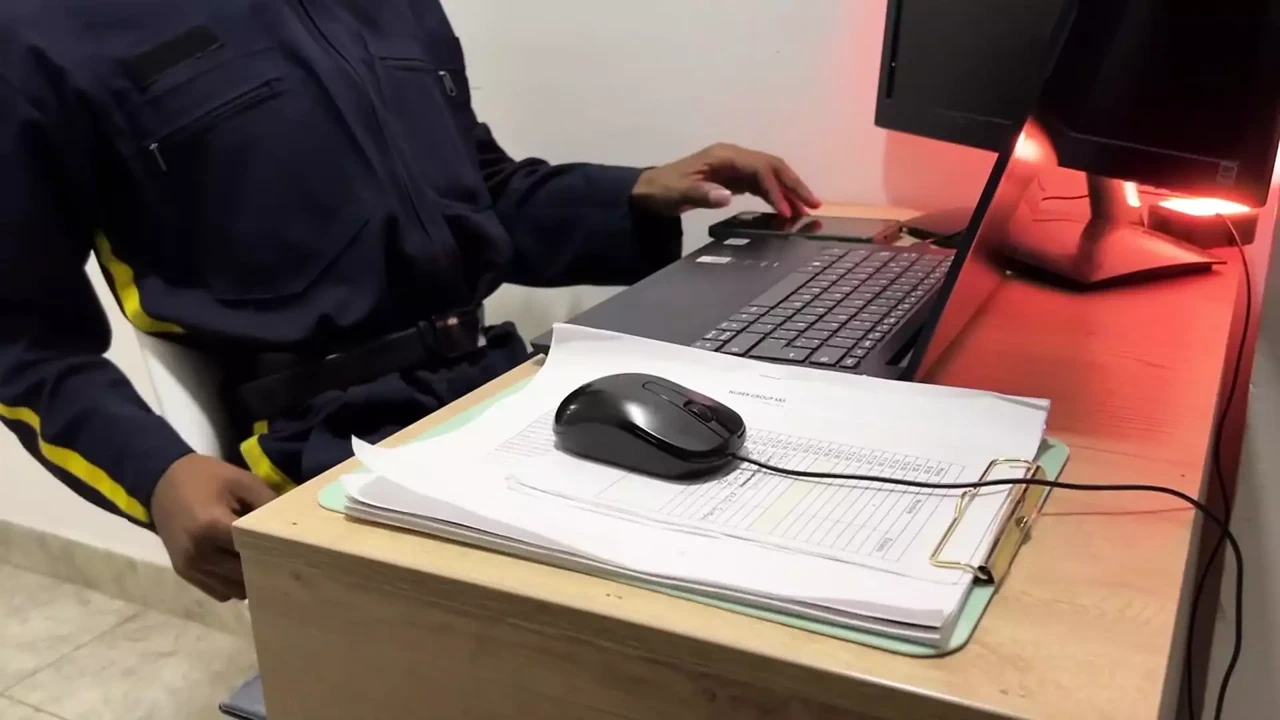 我说服我大楼里的害羞保安拍摄色情视频（出错了）