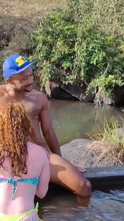 Jangal ke bich men sviming pool seks shaadishuda aadmi aur javaan larki dvara din ke ujaale men kiya jaata hai | klip 1