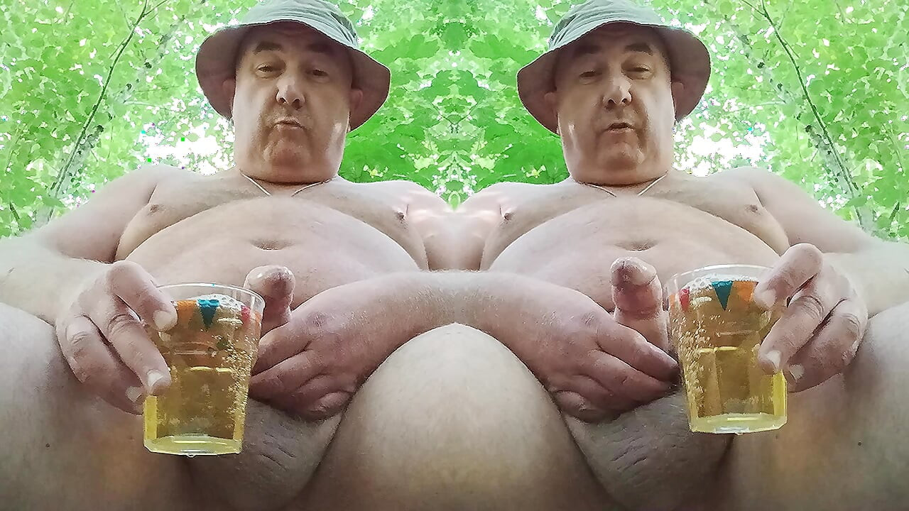 Super lækker fed gris, god fed pissdrikker, leger også med sin store pik og mudder ved floden!