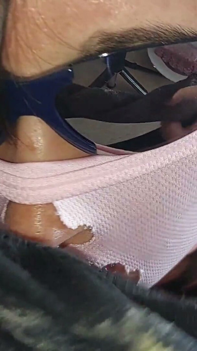 Morena sexy desnuda en la cocina. La ama de casa amateur se pasa la aspiradora desnuda | Clip 1