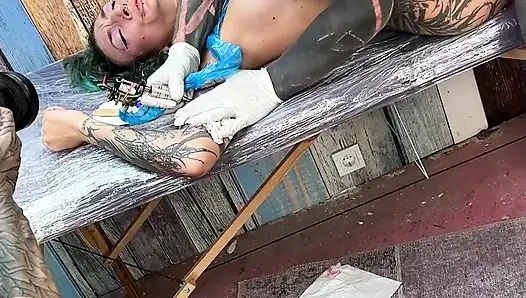 Yaramaz dövme dükkanı seansı - ters kovboy kız sikilirken yapay penisle anal seks