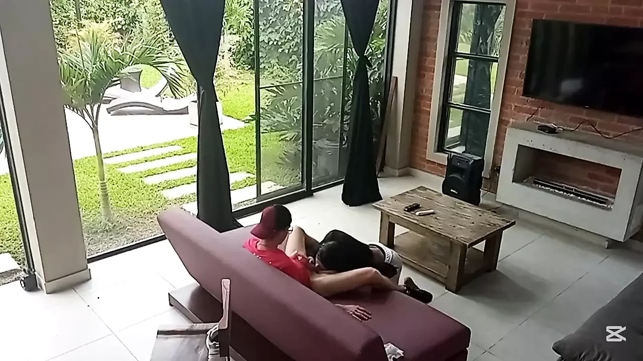 Trans kız Kolombiyalı tablet ando kanepede sikiliyor