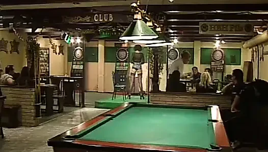 UNA TROIA PER AMICA szene 01 mit zwei schlampen an der bar gefickt