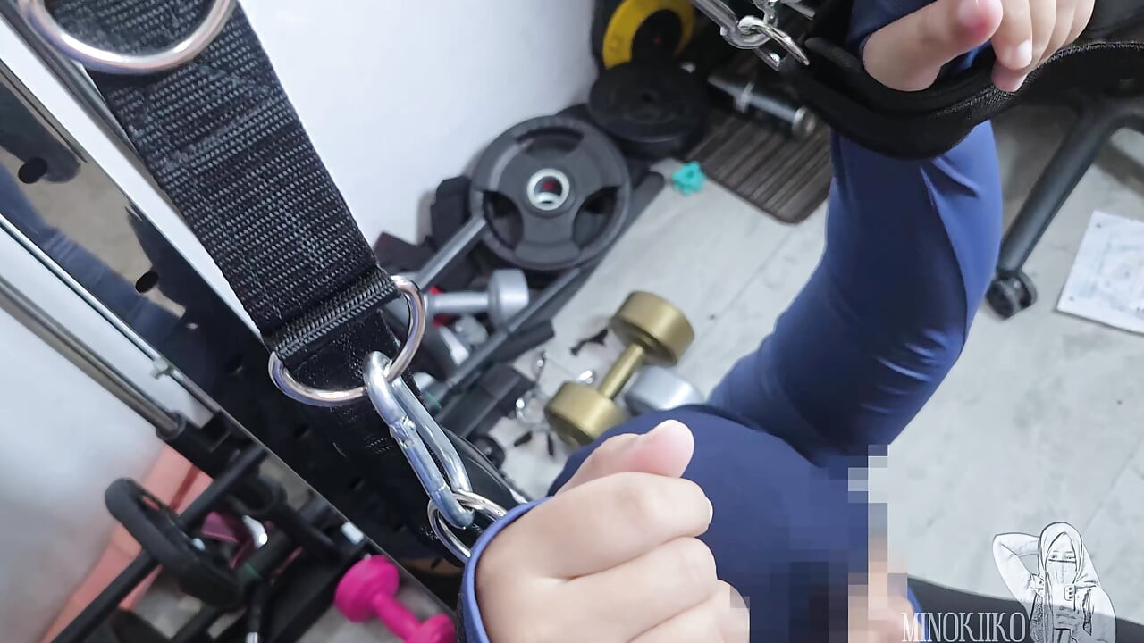 Une Asiatique en hijab coincée dans des outils de fitness se fait éjaculer sur le visage par son entraîneur - Minokiiko