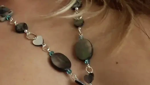 Azgın sarışın sürtük vibratör tek başına sıkı ıslak amcığını sikiyor ve oyuncakla azdırıyor