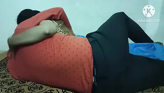 Муж и жена занимается романтическим сексом в спальне