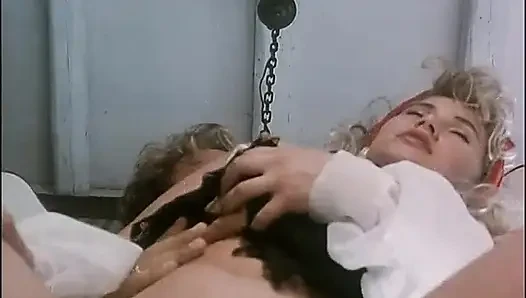 Azgın orta yaşlı seksi kadın sert sikiliyor
