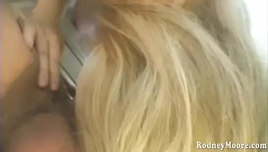 Миниатюрная блондиночка Aughties волосатой девушки, грязный минет