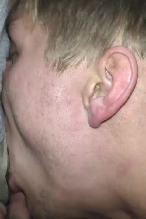 Une jeune poubelle à sperme en difficulté