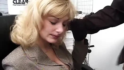 Das ist eine kurvige blonde schlampe, die gerne große schwänze befriedigt