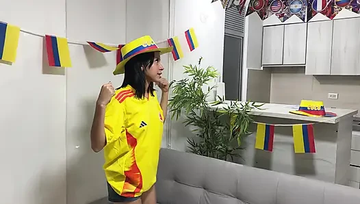 Meine beste junge latina-freundin wartet auf mich ohne höschen und wettet ihre reiche feuchte muschi, wenn sie ihr Team gewinnt - special von den weltmeisterschaften 2026!