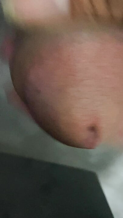 In the bathroom, there was a cock that was getting an erection, only knowing how to endure it, not having to do it