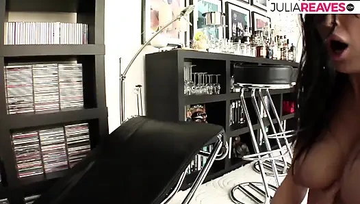 Schätzchen mit dicken titten genießt es, enge muschi auf einem monsterschwanz zu hüpfen